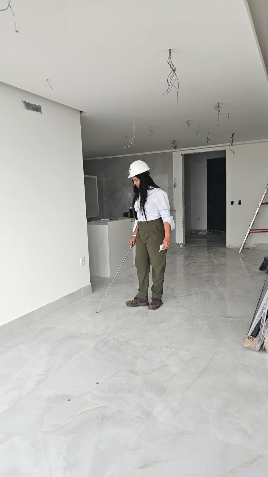 Engenheira civil realizando inspeção técnica em obra